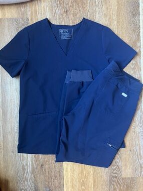 Figs navy scrub set - Zaroma jogger size large / Catarina top size medium